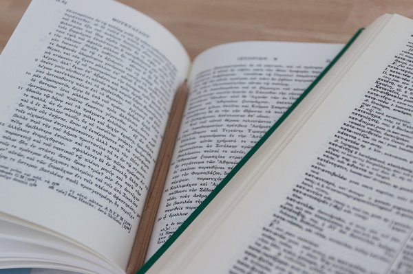 Traducteur assermenté : services, tarifs et délais essentiels